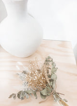 Load image into Gallery viewer, Sandy feet dried native floral posy.