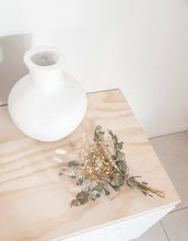 Load image into Gallery viewer, Sandy feet dried native floral posy.