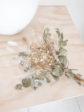 Load image into Gallery viewer, Sandy feet dried native floral posy.