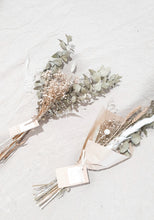 Load image into Gallery viewer, Small dried floral posy.- Vanilla

