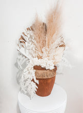 Load image into Gallery viewer, Feather white floral dried arrangement- Feather
