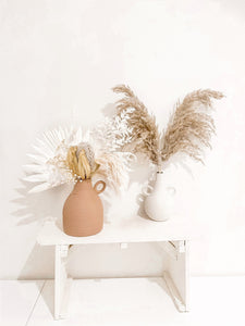 Double vase, set of dried floral arrangements in clay and sand tones.